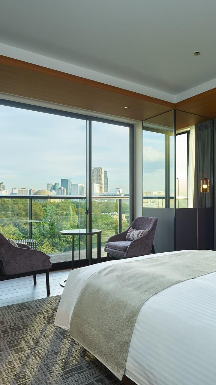 從寬敞的窗戶俯瞰城市街景，展現現代且高品質的飯店客房。呈現出使用會員限定優惠券即可實現的奢華住宿體驗。