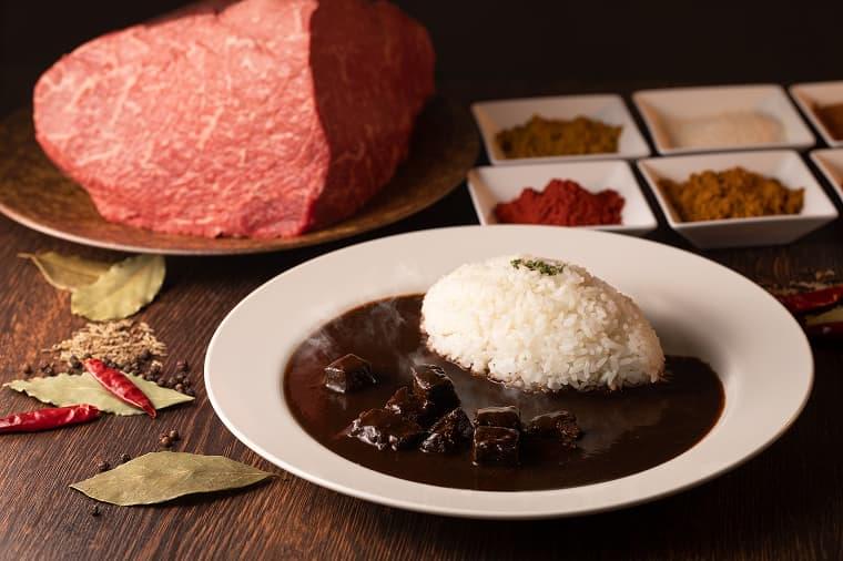 An image showcasing the rich curry rice from HOTEL THE CELESTINE TOKYO SHIBA’s curry gift set