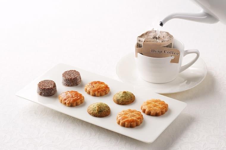 Toba Hotel International’s original baked sweets and premium coffee, presented as a select gift set.