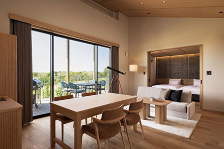体现使用NEMU RESORT住宿招待券可享受到的高品质入住体验的客房照片。